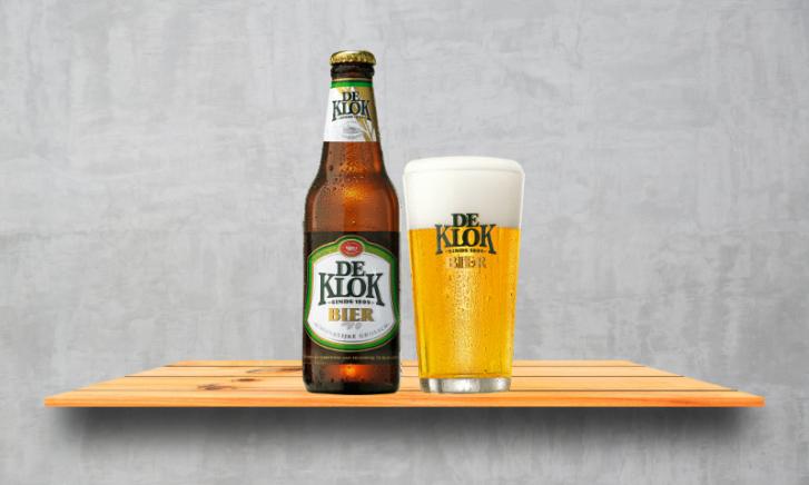 De Klok bier op een plankje